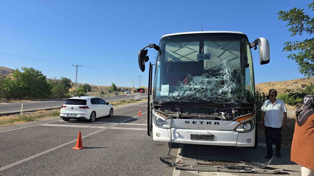 Yozgat'ta otobüs ve traktör çarpıştı, maddi hasar oluştu