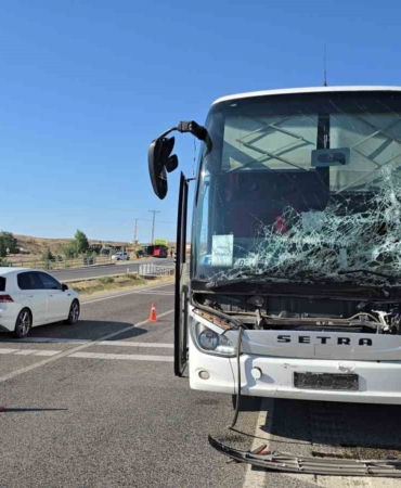 Yozgat'ta otobüs ve traktör çarpıştı, maddi hasar oluştu