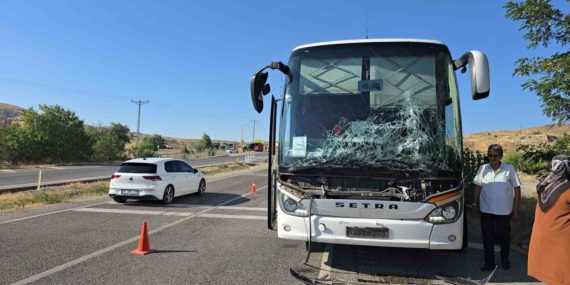 Yozgat'ta otobüs ve traktör çarpıştı, maddi hasar oluştu