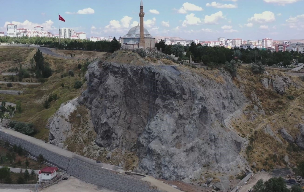 Yukarı Tekke'de kaya düşmesi tehlikesine karşı önlemler alınıyor