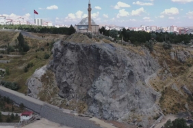 Yukarı Tekke'de kaya düşmesi tehlikesine karşı önlemler alınıyor
