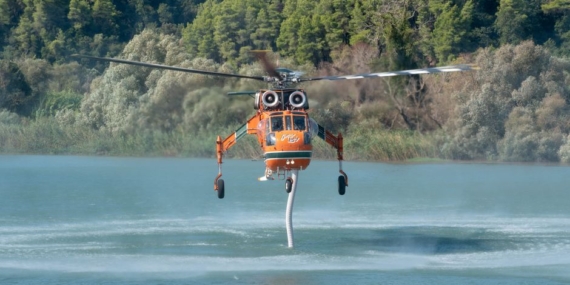 Yunanistan'da iki yangın söndürme helikopteri havada çarpıştı
