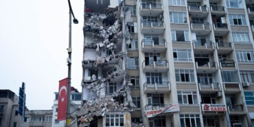 Zeytinburnu'nda yıkım sırasında 4 katlı bina çöktü