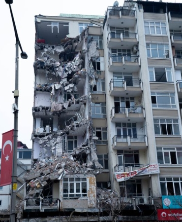 Zeytinburnu'nda yıkım sırasında 4 katlı bina çöktü