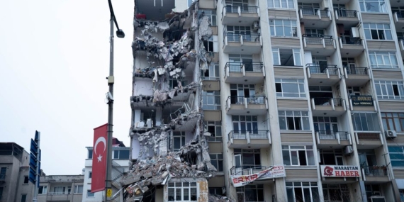 Zeytinburnu'nda yıkım sırasında 4 katlı bina çöktü