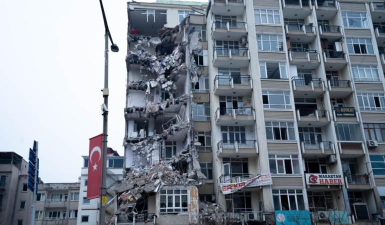 Zeytinburnu'nda yıkım sırasında 4 katlı bina çöktü