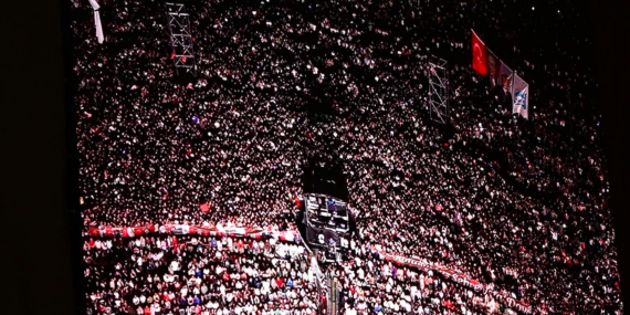 Ebru Yaşar, Kayseri Sivaslılar Günü 3. Buluşması konserinde sahnede