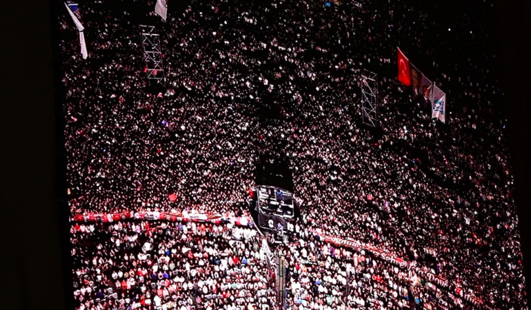 Ebru Yaşar, Kayseri Sivaslılar Günü 3. Buluşması konserinde sahnede
