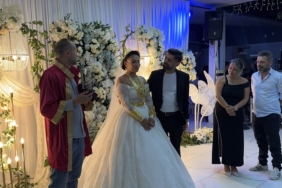10 YILLIK EVLİLİKTE SÜRPRİZ: YENİDEN GELİNLİK GİYİP NİKAH TAZELEDİ 10 YIL SONRA YENİDEN "EVET" DEDİLER DOĞUM GÜNÜ VE 10'UNCU EVLİLİK YIL DÖNÜMÜNÜ AYNI GECEDE KUTLADI