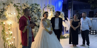 10 YILLIK EVLİLİKTE SÜRPRİZ: YENİDEN GELİNLİK GİYİP NİKAH TAZELEDİ 10 YIL SONRA YENİDEN "EVET" DEDİLER DOĞUM GÜNÜ VE 10'UNCU EVLİLİK YIL DÖNÜMÜNÜ AYNI GECEDE KUTLADI