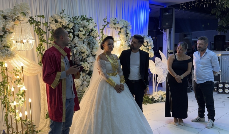 10 YILLIK EVLİLİKTE SÜRPRİZ: YENİDEN GELİNLİK GİYİP NİKAH TAZELEDİ 10 YIL SONRA YENİDEN "EVET" DEDİLER DOĞUM GÜNÜ VE 10'UNCU EVLİLİK YIL DÖNÜMÜNÜ AYNI GECEDE KUTLADI