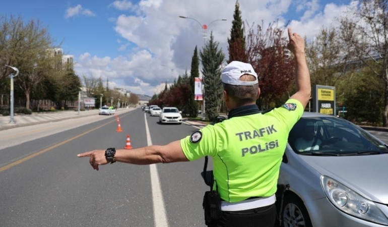 127 ARAÇ TRAFİKTEN MEN EDİLDİ 870 SÜRÜCÜYE CEZAİ İŞLEM UYGULANDI