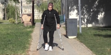 20 YAŞINDA HAYATI KARARDI: YANLIŞ AMELİYATLA SAĞLIĞINDAN OLDU, ŞİMDİ YÜRÜYEBİLMEK İÇİN DESTEK BEKLİYOR