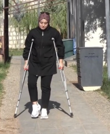 20 YAŞINDA HAYATI KARARDI: YANLIŞ AMELİYATLA SAĞLIĞINDAN OLDU, ŞİMDİ YÜRÜYEBİLMEK İÇİN DESTEK BEKLİYOR