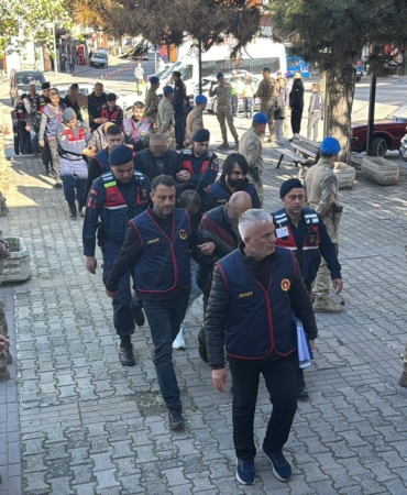 20 YILLIK KAYIP DOSYASINDA İLK DURUŞMA GÖRÜLDÜ TÜFEK DİPÇİĞİNDEKİ DNA İLE AYDINLATILAN CİNAYET DAVASINDA SANIKLAR SUÇLAMALARI REDDETTİ AVUKAT DOĞANCAN ÇIRA: "SANIKLAR MAKTULÜN ÖLMEDİĞİNİ İDDİA ETTİ"