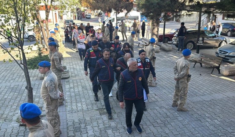 20 YILLIK KAYIP DOSYASINDA İLK DURUŞMA GÖRÜLDÜ TÜFEK DİPÇİĞİNDEKİ DNA İLE AYDINLATILAN CİNAYET DAVASINDA SANIKLAR SUÇLAMALARI REDDETTİ AVUKAT DOĞANCAN ÇIRA: "SANIKLAR MAKTULÜN ÖLMEDİĞİNİ İDDİA ETTİ"