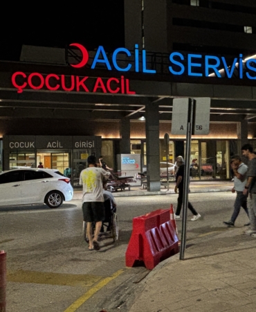 6 YAŞINDAKİ KIZ EVDE SİLAHIN ATEŞ ALMASIYLA YARALANDI, AĞABEYİ TUTUKLANDI