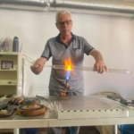 70 YAŞINDAKİ ADAM LABORATUVAR İÇİN ÜRETTİĞİ CAMLARI ŞİMDİ SANAT İÇİN ŞEKİLLENDİRİYOR