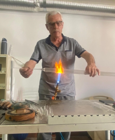70 YAŞINDAKİ ADAM LABORATUVAR İÇİN ÜRETTİĞİ CAMLARI ŞİMDİ SANAT İÇİN ŞEKİLLENDİRİYOR