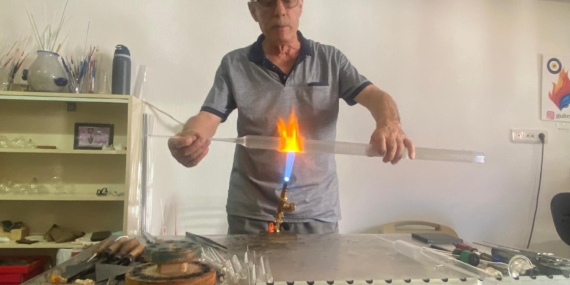 70 YAŞINDAKİ ADAM LABORATUVAR İÇİN ÜRETTİĞİ CAMLARI ŞİMDİ SANAT İÇİN ŞEKİLLENDİRİYOR