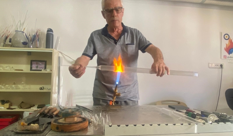 70 YAŞINDAKİ ADAM LABORATUVAR İÇİN ÜRETTİĞİ CAMLARI ŞİMDİ SANAT İÇİN ŞEKİLLENDİRİYOR