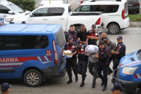 73 YAŞINDAKİ ADAMA "KARGO" YALANIYLA 17 MİLYONLUK SENET İMZALATMAYA 4 GÖZALTI