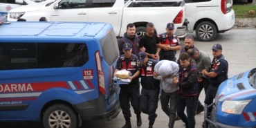 73 YAŞINDAKİ ADAMA "KARGO" YALANIYLA 17 MİLYONLUK SENET İMZALATMAYA 4 GÖZALTI