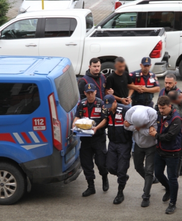 73 YAŞINDAKİ ADAMA "KARGO" YALANIYLA 17 MİLYONLUK SENET İMZALATMAYA 4 GÖZALTI