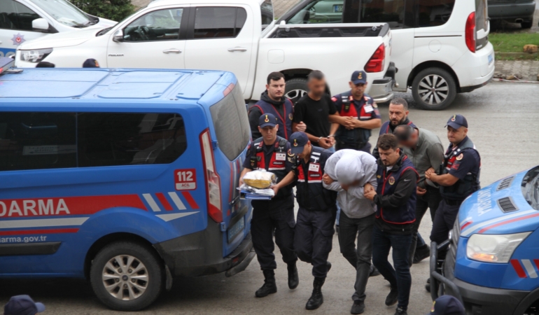 73 YAŞINDAKİ ADAMA "KARGO" YALANIYLA 17 MİLYONLUK SENET İMZALATMAYA 4 GÖZALTI