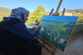 81 YAŞINDA YAŞITLARINA TAŞ ÇIKARTIYOR: FIRÇAYI ELİNDEN DÜŞÜRMÜYOR TELEVİZYONDAKİ RESSAMI TAKİP EDEREK 80 TABLO YAPAN ŞAHİNDE ERMİŞ: "RESİM YAPARKEN DÜNYAYI UNUTUYORUM"