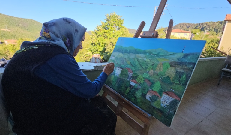 81 YAŞINDA YAŞITLARINA TAŞ ÇIKARTIYOR: FIRÇAYI ELİNDEN DÜŞÜRMÜYOR TELEVİZYONDAKİ RESSAMI TAKİP EDEREK 80 TABLO YAPAN ŞAHİNDE ERMİŞ: "RESİM YAPARKEN DÜNYAYI UNUTUYORUM"