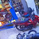 MOTOSİKLET TAMİRHANESİNDE İLGİNÇ ANLAR ALEVLERİ ÜFLEYEREK SÖNDÜRDÜ
