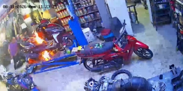 MOTOSİKLET TAMİRHANESİNDE İLGİNÇ ANLAR ALEVLERİ ÜFLEYEREK SÖNDÜRDÜ