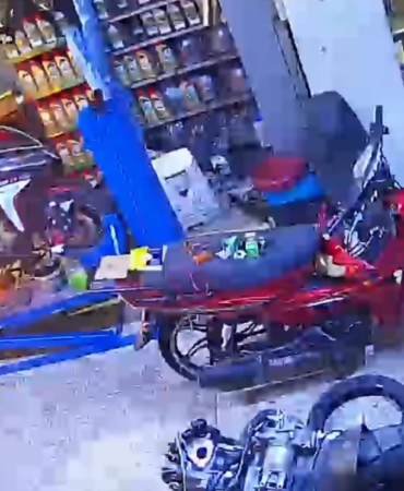 MOTOSİKLET TAMİRHANESİNDE İLGİNÇ ANLAR ALEVLERİ ÜFLEYEREK SÖNDÜRDÜ