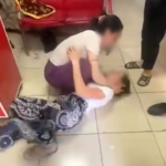 ADANA'DA HIRSIZLIK ŞÜPHELİSİ KADIN YAKALANINCA SARA NÖBETİ NUMARASI YAPTI ADANA'DA 3 AY ÖNCE GİRDİKLERİ EVDEN 1.5 MİLYON DEĞERİNDE ALTIN, 6 MİLYON ÇEK ÇALDIKLARI ÖNE SÜRÜLEN İKİ KADIN AYNI EVE TEKRAR KEZ GELİNCE EV SAHİPLERİ TARAFINDAN KOVALAMACA SONRASI YAKALANDI ŞÜPHELİ KADINLARDAN BİRİ SARA NÖBETİ NUMARASI YAPARAK KURTULMAYA ÇALIŞTI ŞÜPHELİLER, NÖBETÇİ SULH CEZA HAKİMLİĞİ TARAFINDAN TUTUKLANDI