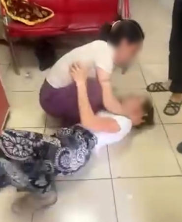 ADANA'DA HIRSIZLIK ŞÜPHELİSİ KADIN YAKALANINCA SARA NÖBETİ NUMARASI YAPTI ADANA'DA 3 AY ÖNCE GİRDİKLERİ EVDEN 1.5 MİLYON DEĞERİNDE ALTIN, 6 MİLYON ÇEK ÇALDIKLARI ÖNE SÜRÜLEN İKİ KADIN AYNI EVE TEKRAR KEZ GELİNCE EV SAHİPLERİ TARAFINDAN KOVALAMACA SONRASI YAKALANDI ŞÜPHELİ KADINLARDAN BİRİ SARA NÖBETİ NUMARASI YAPARAK KURTULMAYA ÇALIŞTI ŞÜPHELİLER, NÖBETÇİ SULH CEZA HAKİMLİĞİ TARAFINDAN TUTUKLANDI