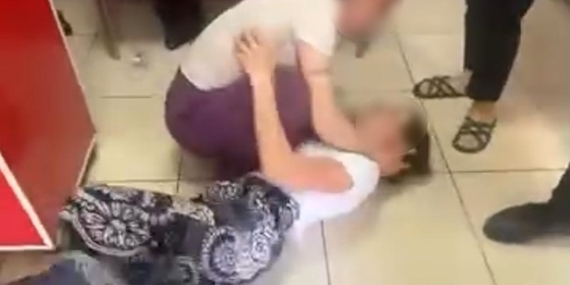 ADANA'DA HIRSIZLIK ŞÜPHELİSİ KADIN YAKALANINCA SARA NÖBETİ NUMARASI YAPTI ADANA'DA 3 AY ÖNCE GİRDİKLERİ EVDEN 1.5 MİLYON DEĞERİNDE ALTIN, 6 MİLYON ÇEK ÇALDIKLARI ÖNE SÜRÜLEN İKİ KADIN AYNI EVE TEKRAR KEZ GELİNCE EV SAHİPLERİ TARAFINDAN KOVALAMACA SONRASI YAKALANDI ŞÜPHELİ KADINLARDAN BİRİ SARA NÖBETİ NUMARASI YAPARAK KURTULMAYA ÇALIŞTI ŞÜPHELİLER, NÖBETÇİ SULH CEZA HAKİMLİĞİ TARAFINDAN TUTUKLANDI
