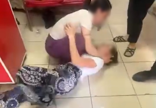 ADANA'DA HIRSIZLIK ŞÜPHELİSİ KADIN YAKALANINCA SARA NÖBETİ NUMARASI YAPTI ADANA'DA 3 AY ÖNCE GİRDİKLERİ EVDEN 1.5 MİLYON DEĞERİNDE ALTIN, 6 MİLYON ÇEK ÇALDIKLARI ÖNE SÜRÜLEN İKİ KADIN AYNI EVE TEKRAR KEZ GELİNCE EV SAHİPLERİ TARAFINDAN KOVALAMACA SONRASI YAKALANDI ŞÜPHELİ KADINLARDAN BİRİ SARA NÖBETİ NUMARASI YAPARAK KURTULMAYA ÇALIŞTI ŞÜPHELİLER, NÖBETÇİ SULH CEZA HAKİMLİĞİ TARAFINDAN TUTUKLANDI