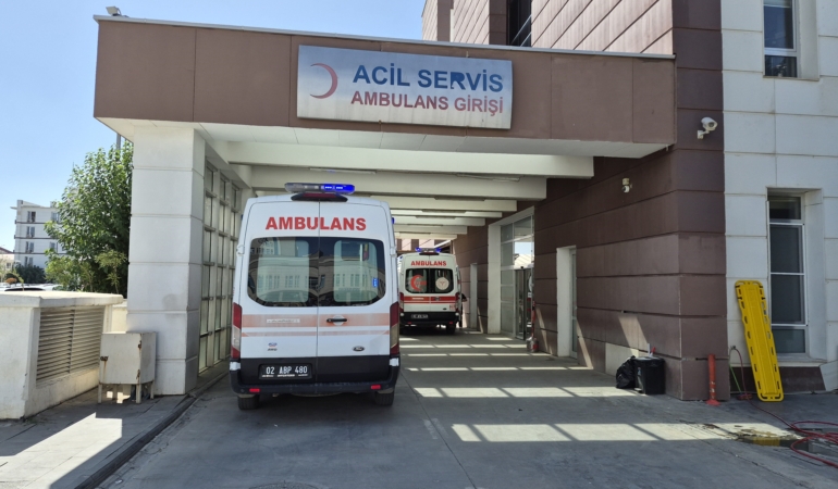 ADIYAMAN'DA OTOMOBİL ÇOCUĞA ÇARPTI: 1 YARALI