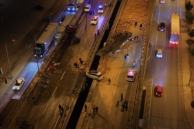 AFYONKARAHİSAR'DA TIR İLE OTOMOBİLLER ÇARPIŞTI: 1 ÖLÜ, 7 YARALI KAZADA ORTALIK SAVAŞ ALANINA DÖNDÜ: ARAÇLAR KÖPRÜ BARİYERLERİNDE ASILI KALDI