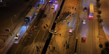 AFYONKARAHİSAR'DA TIR İLE OTOMOBİLLER ÇARPIŞTI: 1 ÖLÜ, 7 YARALI KAZADA ORTALIK SAVAŞ ALANINA DÖNDÜ: ARAÇLAR KÖPRÜ BARİYERLERİNDE ASILI KALDI