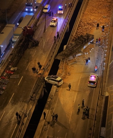 AFYONKARAHİSAR'DA TIR İLE OTOMOBİLLER ÇARPIŞTI: 1 ÖLÜ, 7 YARALI KAZADA ORTALIK SAVAŞ ALANINA DÖNDÜ: ARAÇLAR KÖPRÜ BARİYERLERİNDE ASILI KALDI
