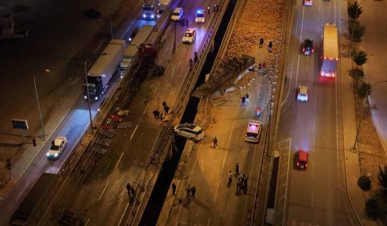 AFYONKARAHİSAR'DA TIR İLE OTOMOBİLLER ÇARPIŞTI: 1 ÖLÜ, 7 YARALI KAZADA ORTALIK SAVAŞ ALANINA DÖNDÜ: ARAÇLAR KÖPRÜ BARİYERLERİNDE ASILI KALDI
