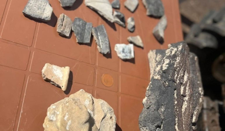 AĞRI DAĞI'NDA NUH TUFANI ÖNCESİNE AİT KALINTILAR BULUNDU KAZI BAŞKANI PROF. DR. CENKER ATİLA: "ORGANİK MADDE MİKTARI, AHŞAP KALINTILARI BİZİM İÇİN ÇOK ÖNEMLİ VERİLER SUNACAK. ORGANİK MADDELERDE YAPACAĞIMIZ KARBON NÖTR TARİHLEMESİYLE DE BURADA GERÇEKTEN GEMİ OLUP OLMADIĞINI ANLAYACAĞIZ"