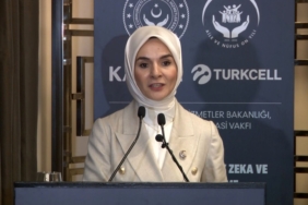 AİLE VE SOSYAL HİZMETLER BAKANI GÖKTAŞ: "KADINLARI DİJİTAL DÜNYANIN RİSKLERİNE KARŞI KORUYAN STRATEJİK BİR ADIM ATIYORUZ" "KADINLAR İÇİN YAPAY ZEKA VE DİJİTAL GÜÇLENME EĞİTİM PROGRAMI'NI PİLOT İLLER BAŞTA OLMAK ÜZERE 81 İLİMİZDE YAYGINLAŞTIRACAĞIZ"