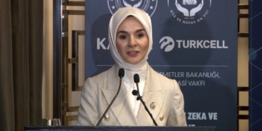 AİLE VE SOSYAL HİZMETLER BAKANI GÖKTAŞ: "KADINLARI DİJİTAL DÜNYANIN RİSKLERİNE KARŞI KORUYAN STRATEJİK BİR ADIM ATIYORUZ" "KADINLAR İÇİN YAPAY ZEKA VE DİJİTAL GÜÇLENME EĞİTİM PROGRAMI'NI PİLOT İLLER BAŞTA OLMAK ÜZERE 81 İLİMİZDE YAYGINLAŞTIRACAĞIZ"