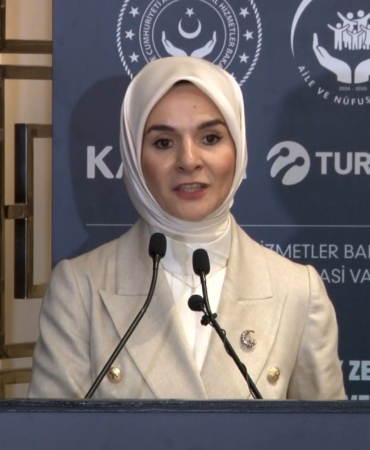 AİLE VE SOSYAL HİZMETLER BAKANI GÖKTAŞ: "KADINLARI DİJİTAL DÜNYANIN RİSKLERİNE KARŞI KORUYAN STRATEJİK BİR ADIM ATIYORUZ" "KADINLAR İÇİN YAPAY ZEKA VE DİJİTAL GÜÇLENME EĞİTİM PROGRAMI'NI PİLOT İLLER BAŞTA OLMAK ÜZERE 81 İLİMİZDE YAYGINLAŞTIRACAĞIZ"