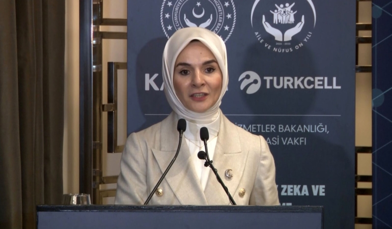 AİLE VE SOSYAL HİZMETLER BAKANI GÖKTAŞ: "KADINLARI DİJİTAL DÜNYANIN RİSKLERİNE KARŞI KORUYAN STRATEJİK BİR ADIM ATIYORUZ" "KADINLAR İÇİN YAPAY ZEKA VE DİJİTAL GÜÇLENME EĞİTİM PROGRAMI'NI PİLOT İLLER BAŞTA OLMAK ÜZERE 81 İLİMİZDE YAYGINLAŞTIRACAĞIZ"