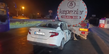 AKARYAKIT TANKERİNE ARKADAN ÇARPAN OTOMOBİL 100 METRE SÜRÜKLENDİ: 1 ÖLÜ HAYATINI KAYBEDEN SÜRÜCÜNÜN İNFAZ VE KORUMA MEMURU OLDUĞU BİLDİRİLDİ
