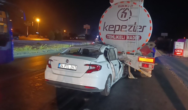 AKARYAKIT TANKERİNE ARKADAN ÇARPAN OTOMOBİL 100 METRE SÜRÜKLENDİ: 1 ÖLÜ HAYATINI KAYBEDEN SÜRÜCÜNÜN İNFAZ VE KORUMA MEMURU OLDUĞU BİLDİRİLDİ